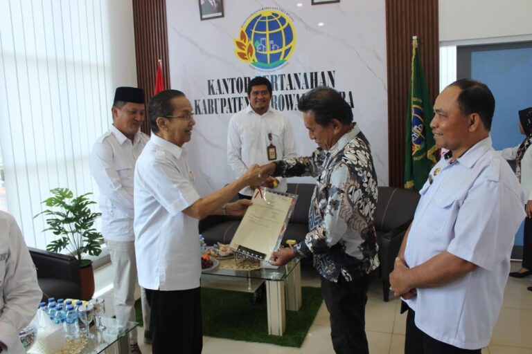 Longki Djanggola Dukung Inovasi Digital BPN Morowali Utara, Permudah Warga Urus Sertifikat Tanah 4 WhatsApp Image 2025 10 10 at 08.40.15