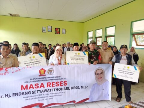 Endang Thohari Gelontorkan Bantuan Hampir Rp 2,5 Miliar Secara Simbolis Saat Reses di Cianjur Selatan 12 WhatsApp Image 2025 10 20 at 09.15.58