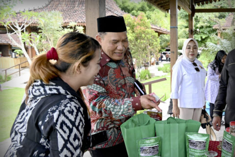 Anggota Komisi VII DPR RI Bambang Haryo Soekartono saat mengikuti kunjungan kerja Tim Panja Standari20251110060606