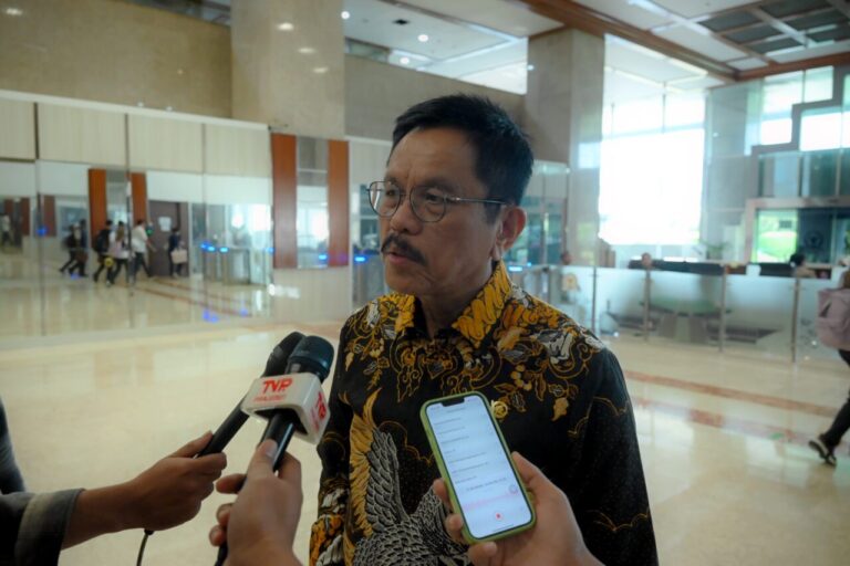 Hasil Kunjungan Kerja Komisi XII, Pertamina Patra Niaga Siap Amankan Distribusi BBM dan LPG Jelang Nataru 4 Anggota Komisi XII DPR RI Ramson Siagian saat wawancara dengan Parlementaria di Gedung Nusantara I D20251119080108