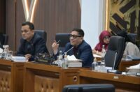 Ketua Badan Legislasi Baleg DPR RI Bob Hasan saat memimpin RDPU dengan narasumber dari penulis buk20251118171102