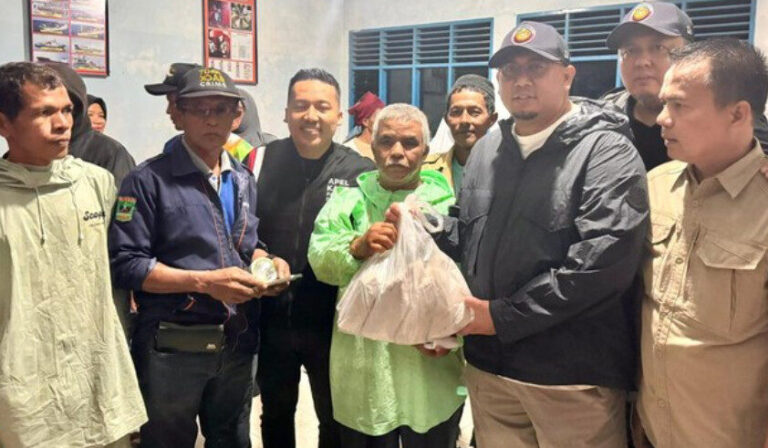 Andre Rosiade Salurkan Bantuan untuk Warga Terdampak Banjir dan Longsor di Padang 4 Screenshot 430