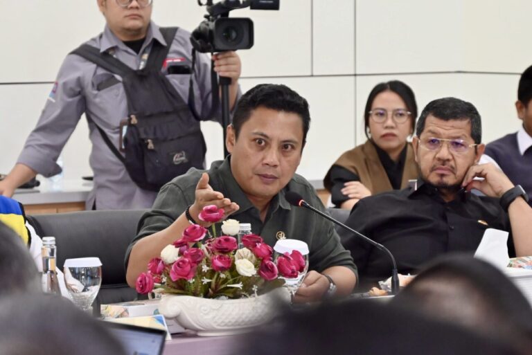 Komisi V DPR RI Dorong Mitigasi Kekeringan Berbasis Ketahanan Air Berkelanjutan 4 Wakil Ketua Komisi V DPR RI Andi Iwan Darmawan Aras saat memimpin pertemuan di kantor Jasa Marga Be20251107092232