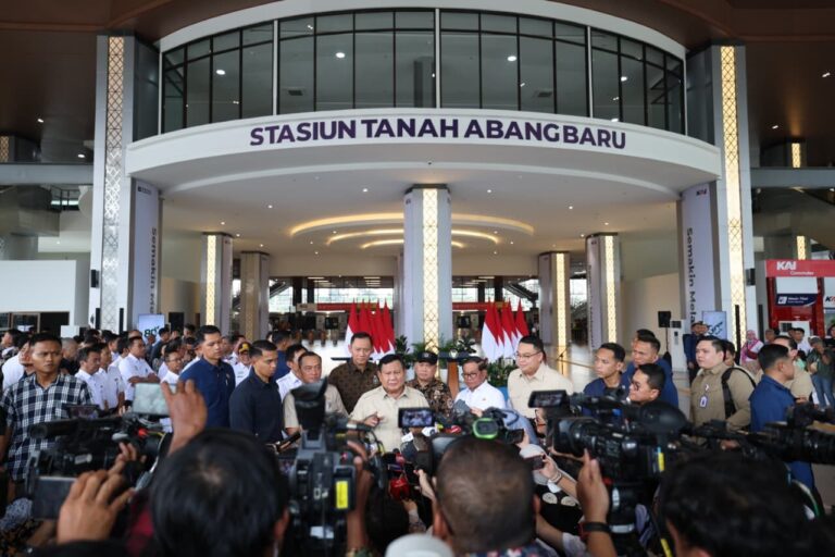 Prabowo Targetkan Pembangunan Jalur Kereta Api Trans-Sumatra, Trans-Kalimantan, dan Trans-Sulawesi 4 WhatsApp Image 2025 11 04 at 15.34.18 44bc1b55