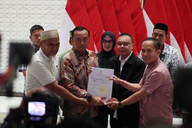 Wakil Ketua DPR RI: Rehabilitasi dari Presiden Pulihkan Nama Baik Guru Luwu Utara yang Diberhentikan 4 WhatsApp Image 2025 11 13 at 11.28.29