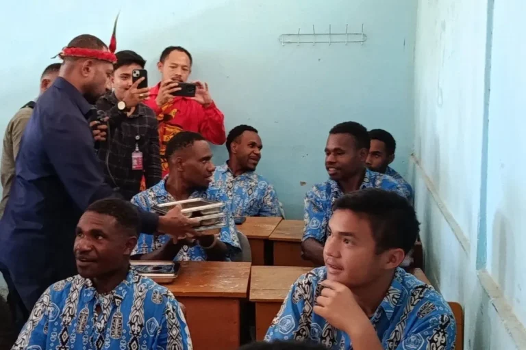 Yan Mandenas Kawal Langsung Program MBG untuk Pelajar di Papua Pegunungan 4 yan permenas