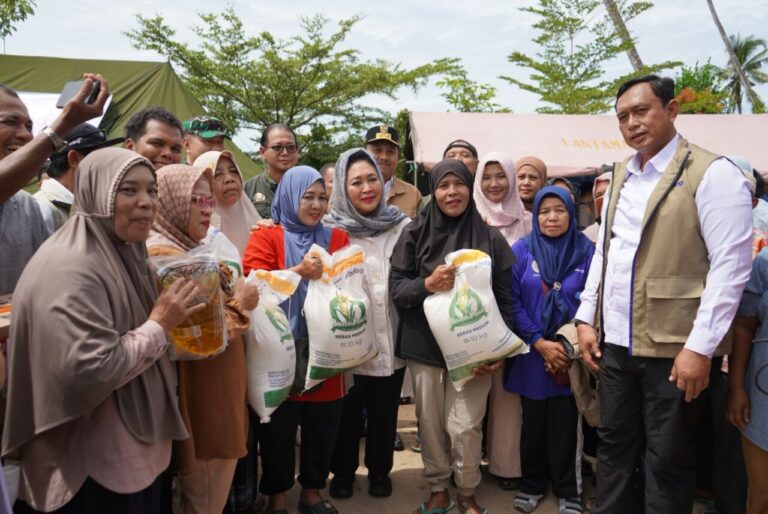 Titiek Soeharto dan Bulog Distribusikan Bantuan Pangan untuk Tiga Provinsi Terdampak Bencana 4 WhatsApp Image 2025 12 01 at 14.11.26