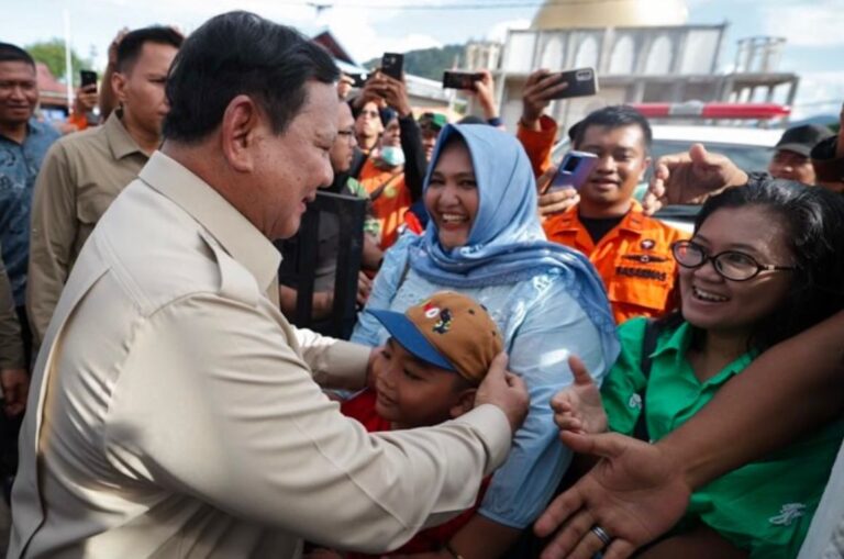 Momen Prabowo Hampiri dan Peluk Bocah Korban Bencana di Sumut 4 WhatsApp Image 2025 12 02 at 15.45.06