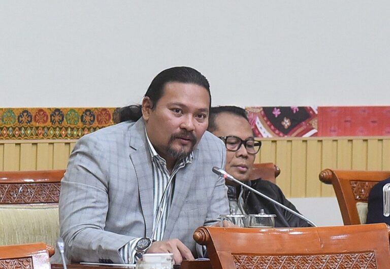 Komisi III DPR RI Nilai Penetapan Tersangka Guru di Jambi Tidak Tepat, Minta Proses Hukum Dihentikan 4 martin