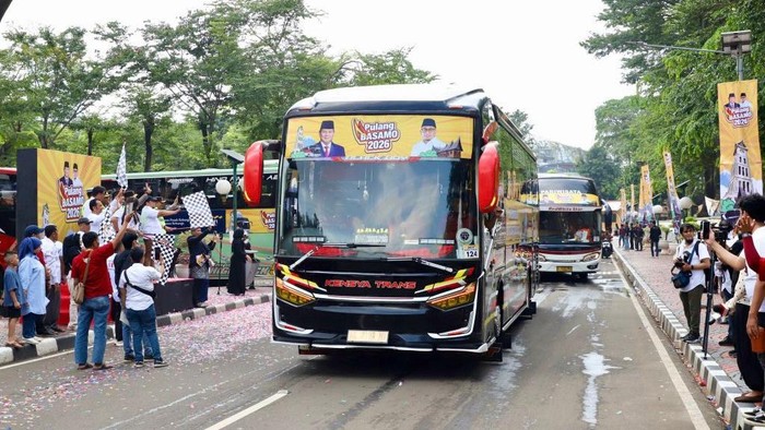 Andre Rosiade Berangkatkan 6.000 Pemudik Pulang Basamo 2026 Gelombang II 4 pemudik pulang basamo diberangkatkan di sumbar 1773631412484 169