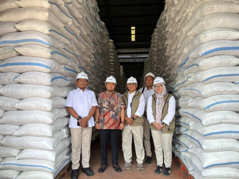 Bimantoro Wiyono Tinjau Gudang Bulog Nganjuk, Pastikan Stok Beras Aman untuk Dukung Swasembada Pangan 4 WhatsApp Image 2026 04 27 at 18.59.35