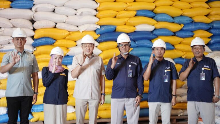 Yuliansyah Kunjungi Gudang Bulog Kalbar, Pastikan Stok Beras Aman 4 WhatsApp Image 2026 04 28 at 20.33.34
