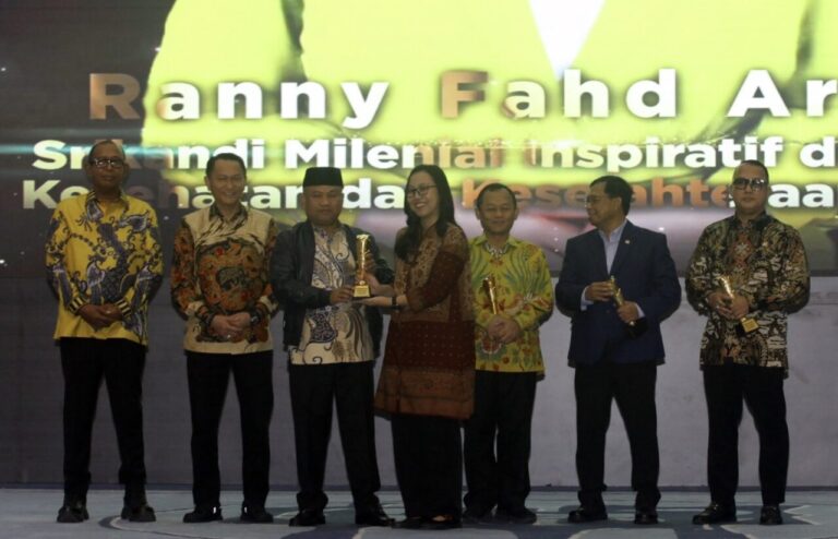 Sugiat Santoso Raih KWP Award 2026 sebagai Legislator Peduli Perlindungan HAM 4 kwp award 2026 sugiat santoso terima penghargaan legislator peduli ham 16042026 143546