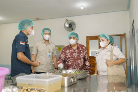 Esthon Foenay Tinjau Dua SPPG di Wilayah Perbatasan NTT, Pastikan Program MBG Berjalan Optimal 16 ERJ 9806