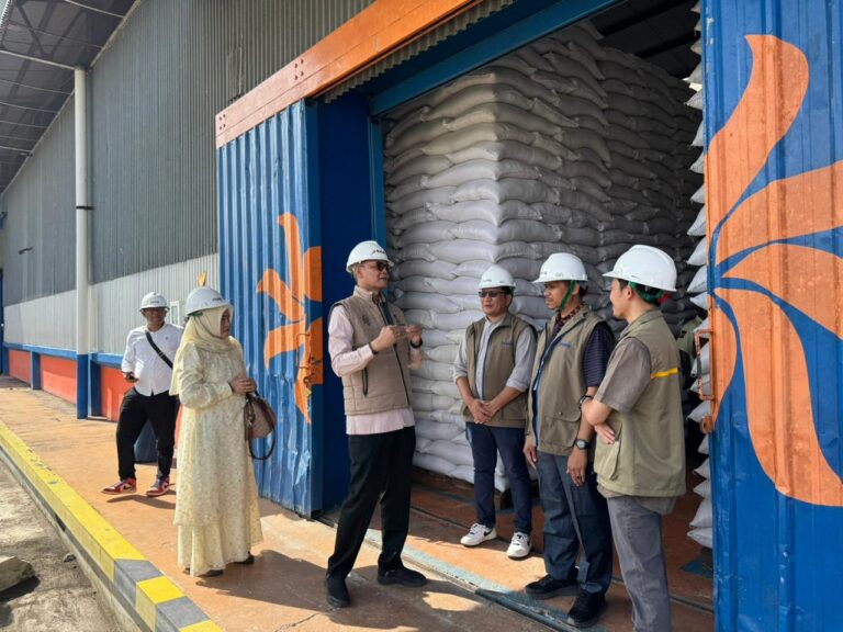 TA Khalid Tinjau Gudang Bulog Lhokseumawe, Pastikan Cadangan Pangan Aceh Aman hingga Akhir 2026 4 WhatsApp Image 2026 05 04 at 11.18.59