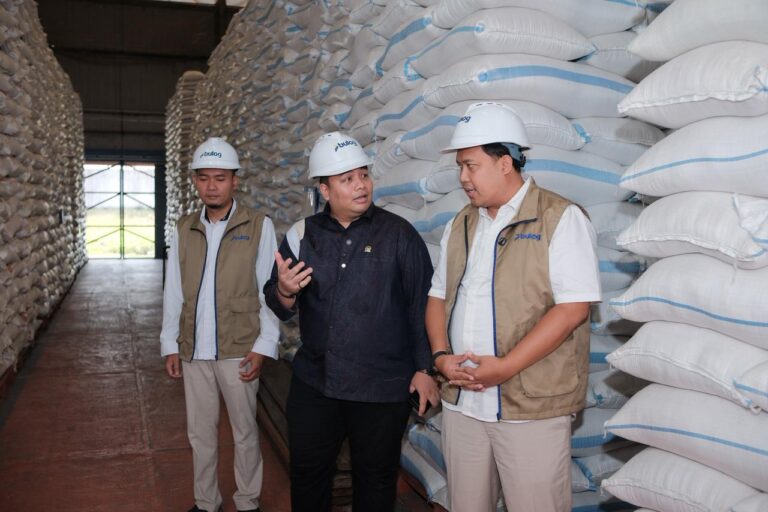 Kawendra Lukistian Tinjau Gudang Bulog Lumajang, Pastikan Stok Beras Melimpah dan Serapan Petani Optimal 4 WhatsApp Image 2026 05 04 at 13.36.47