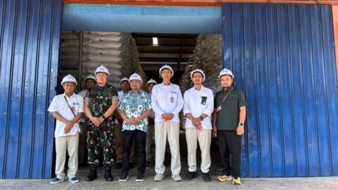 Sumail Abdullah Tinjau Gudang Bulog Bondowoso, Pastikan Stok Beras Aman dan Berkualitas 20 WhatsApp Image 2026 05 04 at 22.08.55