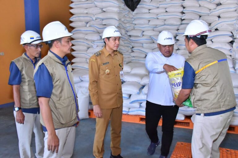 Adik Sasongko Tinjau Gudang Bulog Telukan, Pastikan Stok Beras Solo Raya Aman hingga Tahun Depan 4 WhatsApp Image 2026 05 06 at 10.01.59