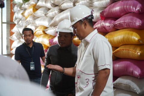 Andi Iwan Aras Tinjau Gudang Bulog Wajo, Pastikan Stok dan Kualitas Beras Aman 4 WhatsApp Image 2026 05 08 at 20.20.42
