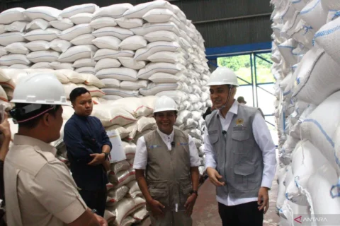 Ade Rezki Pratama Tinjau Gudang Bulog Bukittinggi, Pastikan Stok Beras Aman dan Serapan Gabah Terus Meningkat 2 ade rezki