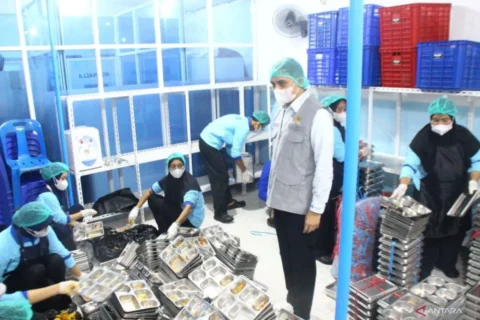 Ade Rezki Pratama Tinjau SPPG Bukittinggi, Pastikan Program MBG Berjalan Sesuai Standar 2 aderezki