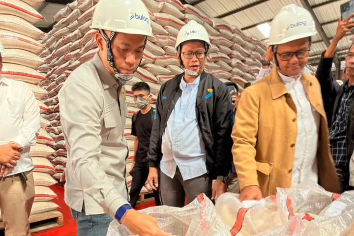 Muhammad Husein Fadlulloh Tinjau Gudang Bulog Garut, Pastikan Stok Beras Aman dan Distribusi Terkendali 4 husein