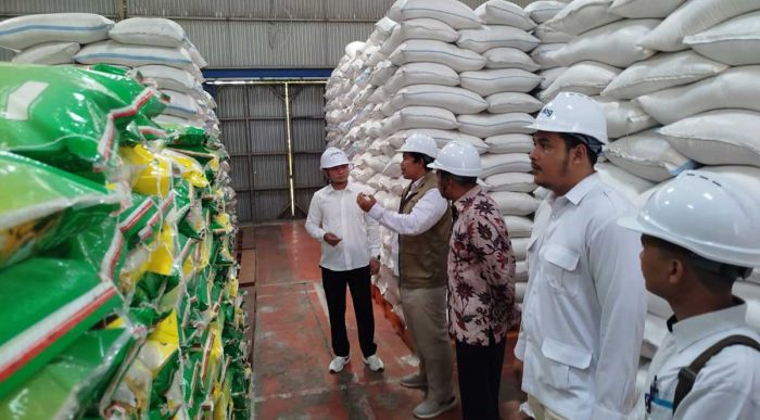 R.H. Imron Amin Tinjau Gudang Bulog Bangkalan, Pastikan Stok Beras Madura Aman hingga 10 Bulan 4 imron aam