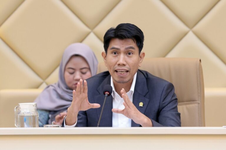 Komisi II DPR RI Dorong ATR/BPN dan PPAT Beri Kepastian Waktu Layanan Pertanahan 4 Wakil Ketua Komisi II DPR RI Bahtra Banong dalam RDP dan RDPU dengan Direktorat Jenderal Penetapan H20260707193749