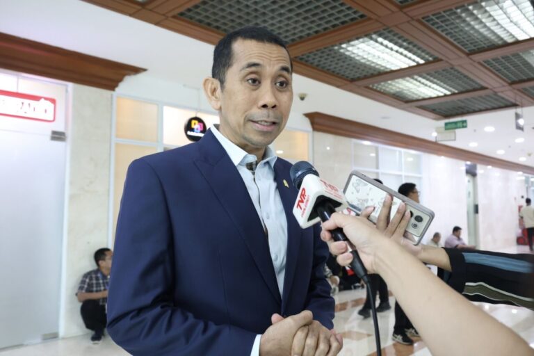 Komisi XI DPR RI Minta Penerapan Pajak Marketplace Tidak Membebani Daya Beli dan Pelaku Usaha Mikro, Kecil, dan Menengah 4 kamrussamad