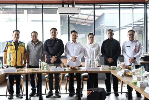 Novita Wijayanti: Komisi V DPR RI Kawal Percepatan Pembangunan Underpass Bitung 18 Anggota Komisi V DPR RI Novita Wijayanti melakukan foto bersama dengan Wakil Ketua Komisi V DPR RI A20260828142310 1024x684 1