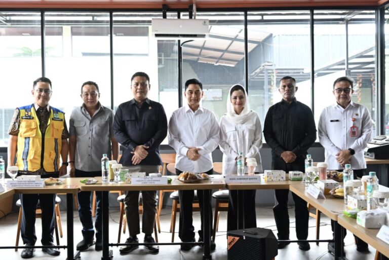 Novita Wijayanti: Komisi V DPR RI Kawal Percepatan Pembangunan Underpass Bitung 4 Anggota Komisi V DPR RI Novita Wijayanti melakukan foto bersama dengan Wakil Ketua Komisi V DPR RI A20260828142310 1024x684 1