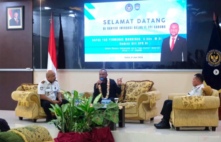 Yan Mandenas Dorong Sorong Jadi Gerbang Internasional Menuju Raja Ampat 4 Screenshot 209