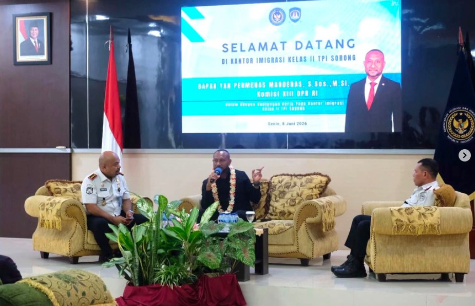 Yan Mandenas Dorong Sorong Jadi Gerbang Internasional Menuju Raja Ampat 8 Screenshot 209
