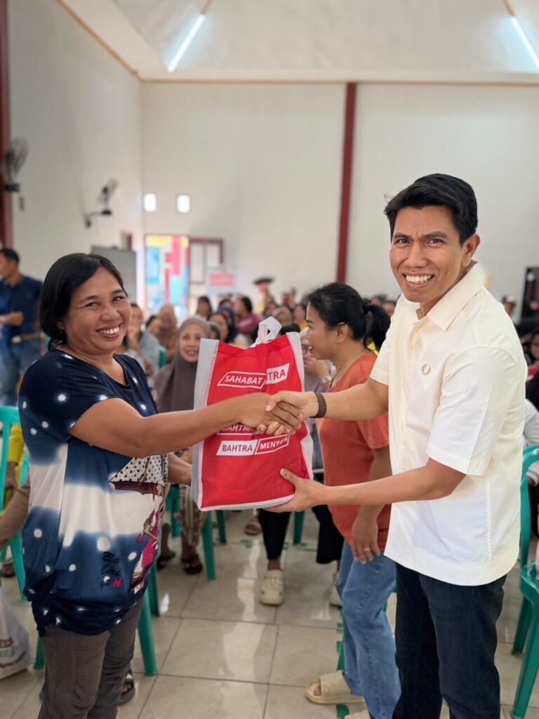 Reses di Kolaka, Bahtra Banong Serap Aspirasi Warga dan Salurkan Ratusan Paket Sembako 4 WhatsApp Image 2026 08 01 at 20.21.57