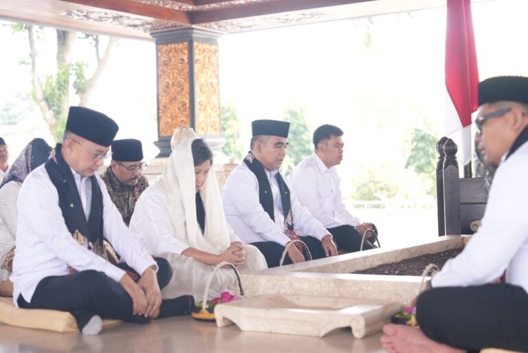 Ziarah ke Makam Bung Karno, Muzani Tegaskan Pentingnya Menjaga Indonesia sebagai Rumah Bersama 4 WhatsApp Image 2026 08 05 at 10.09.19