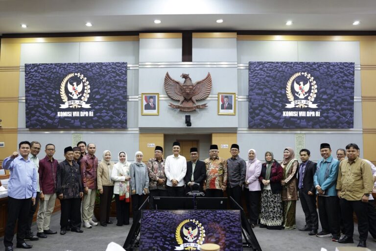 Abdul Wachid Terima Aspirasi Forum UINSA, Dorong Penyelesaian Polemik Pemilihan Rektor 4 Wakil Ketua Komisi VIII DPR RI Abdul Wachid menerima aspirasi Forum Komunikasi untuk Perubahan UINSA20260921195941