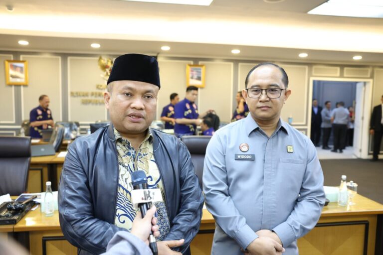 Wakil Ketua Komisi XIII DPR RI Sugiat Santoso bersama Direktorat Jenderal Administrasi Hukum AHU K20260929160733