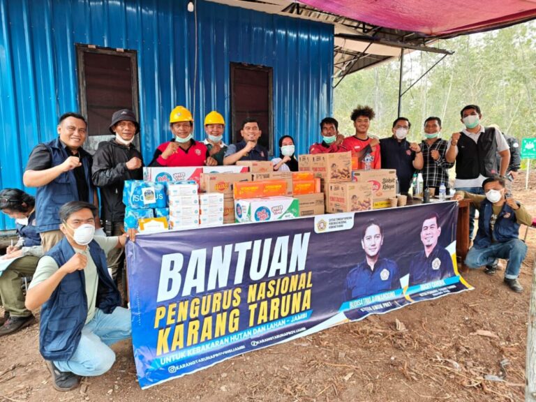 Rocky Candra Turun Langsung ke Lokasi Karhutla Londerang, Salurkan Bantuan untuk Tim Pemadam 4 WhatsApp Image 2026 09 20 at 11.11.09