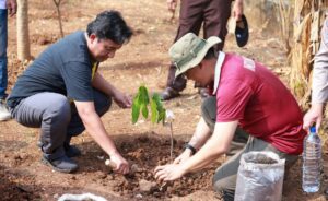 Dukung Program ASRI Presiden Prabowo, Sekjen Gerindra Pimpin Kader Tanam Pohon hingga Bersihkan Sungai 7 WhatsApp Image 2026 09 21 at 11.48.01 2
