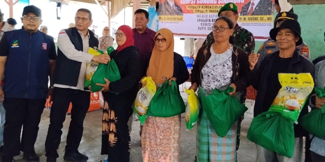 H.M. Husni Salurkan Bantuan BNPB dan Kemensos bagi Warga Terdampak Erupsi Gunung Sinabung 4 husni 1