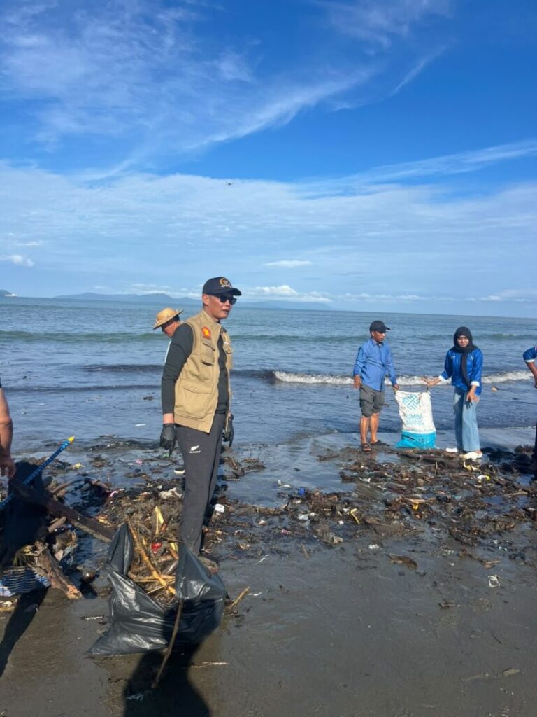 TA Khalid Gelar Aksi Gotong Royong Bersihkan Kawasan Pantai Banda Aceh 4 20dc657e 213e 4724 980c 20c3666ceb24