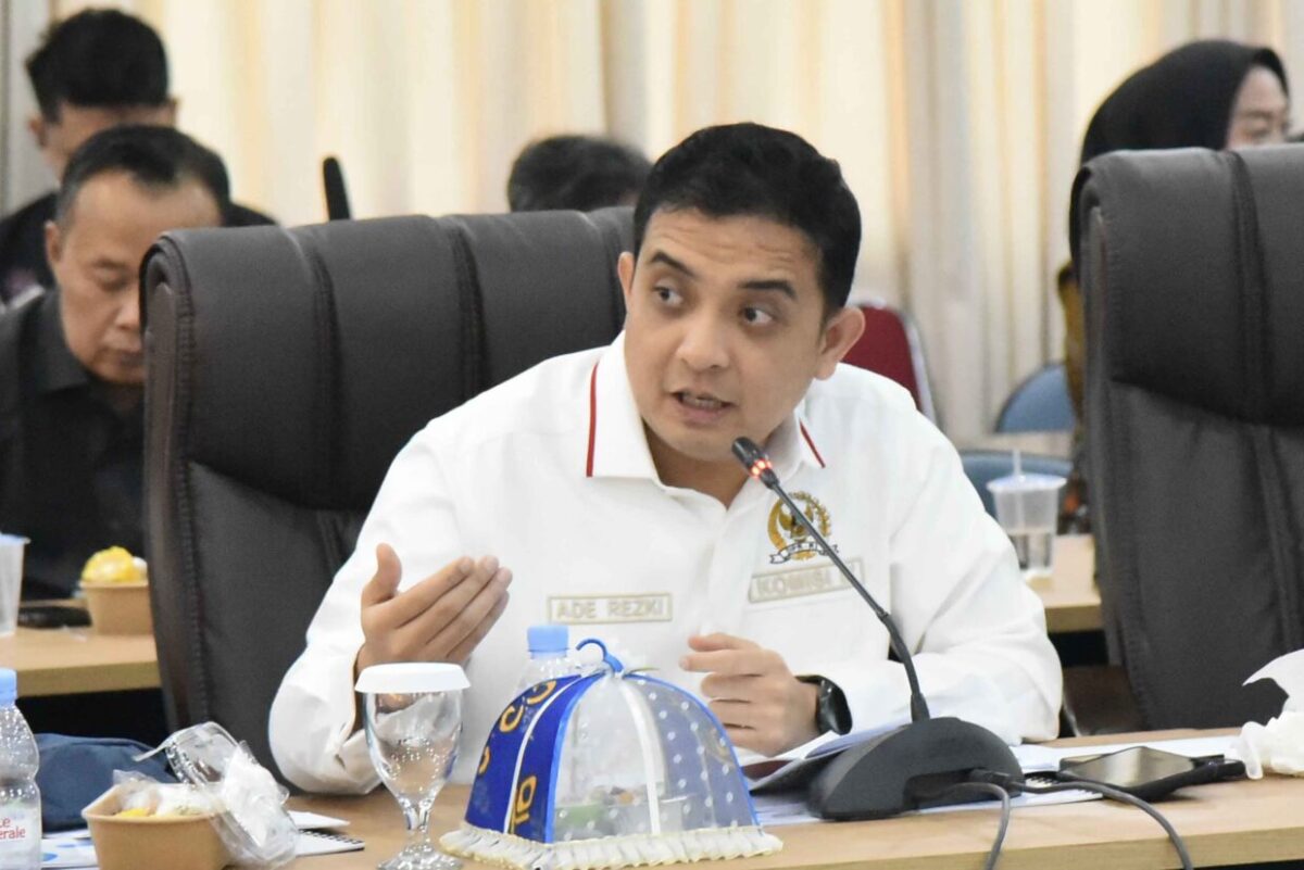 Ade Rezki Dorong Penguatan Jaminan Sosial dan Pengawasan K3 Pekerja Tambang di Morowali 4 Anggota Komisi IX Ade Rezki Pratama dalam rapat bersama mitra kerja di Kantor Gubernur Sulawesi Teng20261012090252