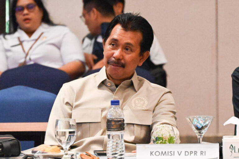 Kabut Asap Hambat Penerbangan ke Wamena, Sriyanto Saputro Minta Pemerintah Pastikan Kelancaran Distribusi Logistik 4 Anggota Komisi V Sriyanto Saputro dalam diskusi pada kunjungan kerja reses di Wamena Papua Pegunung20261014160944