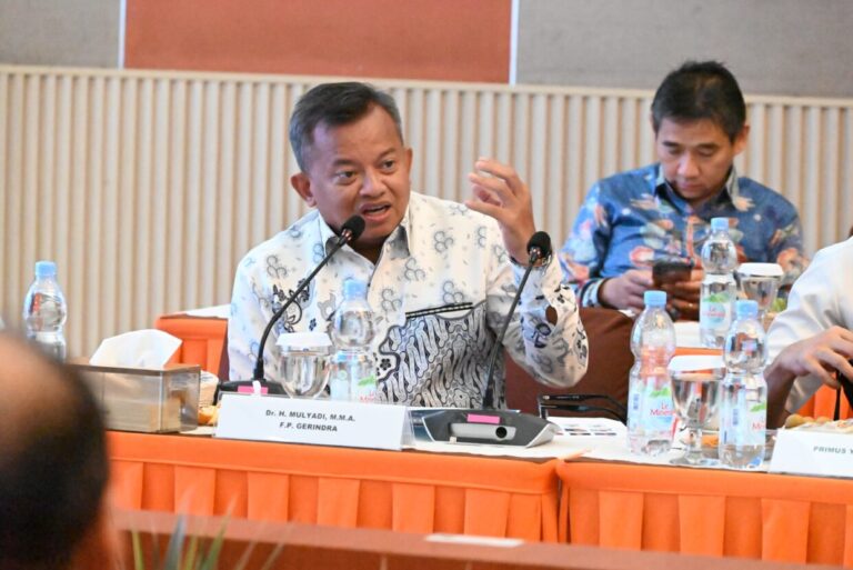 Mulyadi Dorong Evaluasi Target Penerimaan Pajak Jabar, Soroti Potensi Ekonomi Digital 4 Anggota Komisi XI DPR RI Mulyadi dengan jajaran Kantor Wilayah Kementerian Keuangan se Jawa Barat di20261010072238