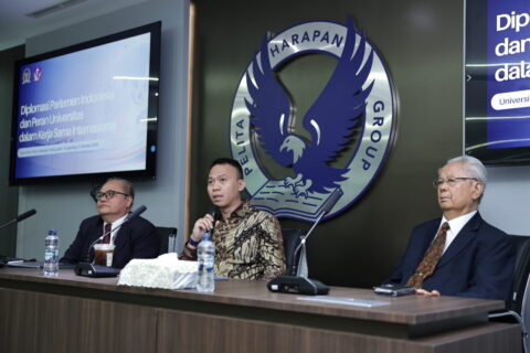 BKSAP Dorong Pentingnya Diplomasi Parlemen Membawa Aspirasi Masyarakat ke Forum Global 2 Wakil Ketua BKSAP DPR RI Muhammad Husein Fadlulloh dalam rapat dengan civitas akademika Universitas 20261007095833