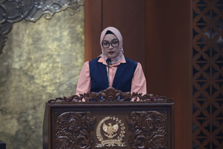Wakil Ketua Komisi IX DPR RI Putih Sari saat membacakan laporan pembahasan RUU tentang Pelindungan K20261006143128