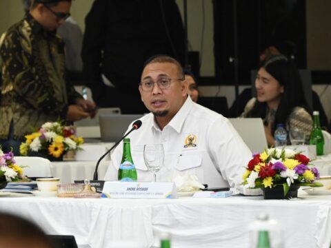 Andre Rosiade Dorong Penguatan Infrastruktur dan Kepastian Investasi di Batam 24 Wakil Ketua Komisi VI DPR RI Andre Rosiade saat memimpin Tim Kunjungan Kerja Reses Kunres Komisi 20261010064742