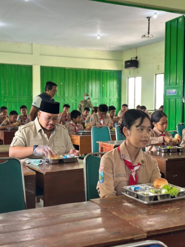 MBG Model Prasmanan Diuji di Malang, Ma'aruf Mubarok Serap Masukan Siswa 4 WhatsApp Image 2026 10 16 at 13.14.26